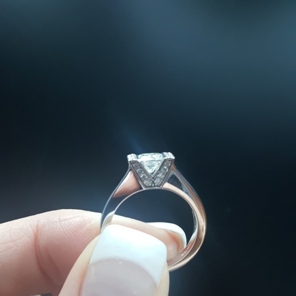 Women’s engagement ring - Picture 1 of 3
